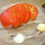 焼き鳥ダイニング 鈴木 - 冷やしトマト
清涼感のあるお皿です