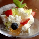 杏ダイニング - "贅沢セット"のデザート(高橋牧場ヨーグルトのムース)；濃厚で美味しい．ソース替りのジュレにも一工夫(^^)b @2016/10/08