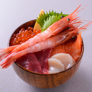 その時期に一番美味しい魚をドカッと盛った丼ものに