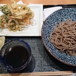 おばんざい だるま - 野菜かき揚げの蕎麦(冷)大盛り\1200（込）