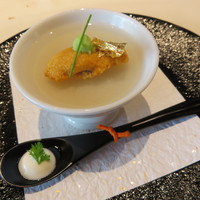 ナベノ-イズム - 両国江戸蕎麦ほそ川自家製粉蕎麦粉のフランス風そばがき、奥井海生堂蔵囲い2年もの昆布のジュレと自家製の塩雲丹、ウォッカ・クリーム、おろしたてワサビのコンビネゾン2