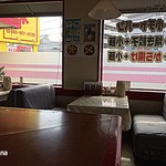 Chuuka Ryouri Kyoumi - 窓のメニュー表示は前店舗久留米ラーメン仁のものをそのまま使ってるようです。