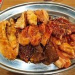 大阪焼肉・ホルモン ふたご - 肉盛り小（1980円＋税）６種類の肉の盛り合わせです。