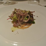 リストランテ カノフィーロ - ブリのクルード　トロペア産赤玉葱とバーニャフレッダ
      