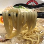 らぁ麺 きくはん - 特製とりとん醤油(980円)麺リフト