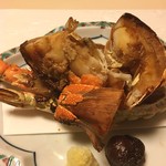 大成館 - 熱海でのんびりと( ͡° ͜ʖ ͡°)
            伊勢海老海賊焼きっす。
            レモンおろし美味い
            シソに包まれてるのはらっきょだよ。