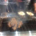 肉まる商店 - 鉄板焼きの後に網焼き！
            2度焼き！