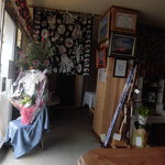 白寿庵 - 店内（奥右にテーブル席、奥に階段２階ギャラリーへ）