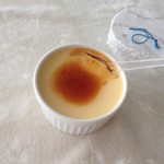 パティスリー モンプリュ 本店 - 3ースプーンでそっとさして見ると中からカラメルが…思わずニッコリ笑顔出る