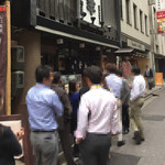 日本橋 お多幸本店 - 【平日】行列 10人くらい (15年10月 12:20頃)