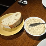 レストランユニック - 自家製ライ麦パンと豚のリエット