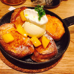 フラッグスカフェ&ダイニング - 2016/10/8 ディナーで利用。
フレンチアップルマンゴーセット(1,350円)
のフレンチトースト！
カリカリサクサク！生地自体がとても甘くておいしい！！