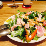 フラッグスカフェ&ダイニング - 2016/10/8 ディナーで利用。
旬野菜のシーザーサラダ〜温玉のせ〜(800円)
この量で、この価格で、この美味しさ！？
って思う程のサラダ:;(∩´﹏`∩);:

