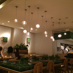 フラッグスカフェ&ダイニング - 2016/10/8 ディナーで利用。
店内の様子…照明がオシャレ！
少し暗めの店内が、とても居心地が良かったです！