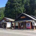 栃生梅竹 - 左イートインスペース、右店舗