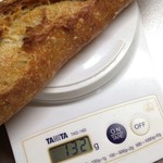 GARDEN HOUSE CRAFTS Daikanyama - 湘南小麦のバゲット計量。