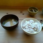 器とカフェと・・・扉 - 月替わり扉ごはんの雑穀米と味噌汁