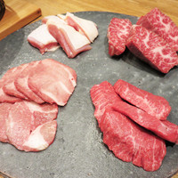 焼肉すどう 春吉 - タン・ハラミ・ネクタイ・天草大王の盛り合わせ。