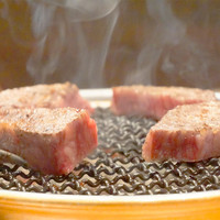 焼肉すどう 春吉 - 焼師が焼くのが、焼肉すどう流。
                今回は、東京の焼肉の名店『焼肉くにもと』で修行を重ねたオーナー焼師が自ら焼いてくれました。
                