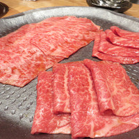 焼肉すどう 春吉 - お肉のさざ波のような盛り合わせがやってきました。
                  波の文様のような細かい脂が美しい♪
                  