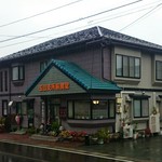 Tamayama Shisho Mae Shokudou - この日強い雨が降ってましたが、持ち帰りのお客さんが次から次へと足早に店内へ。