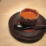 蓮 - 細かく刻んだいぶりがっこのはいったもち米のおこわの上にいくらしょうゆ漬け