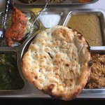 マディナ カレーレストラン - ２回目のターリー。右上がハリーム、左下がほうれん草マトン、右下がチキンマサラ