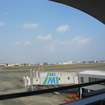 魚山亭 - 席から滑走路が見えます。