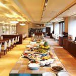 創菜Patio - ランチタイム　店内中央には様々なお料理が並びます♪　お好きな物をお好きなだけどうぞ！