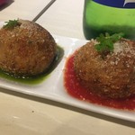 クワトロチンクエ - 雑穀米で作ったアランチーニ（チーズ入りライスコロッケ）(400円)