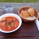 コロボックルヒュッテ - ホホ肉が大量に入ったポルシチとパン2個950円税込