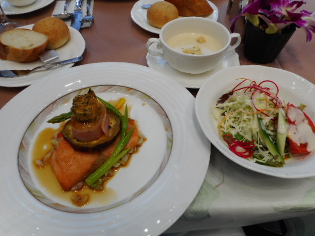 サーモンのポアレ ホタテベーコン巻きランチ 他のランチメニューも充実 By Freimann レストランフェルマータ ホテルベルエア仙台 青葉通一番町 洋食 食べログ