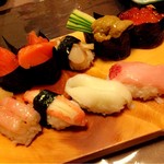 ひょうたん - 海鮮握り寿司［上］＋サーモンといくら軍艦２貫（左上）