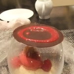 レストラン バカール - バラの香りを閉じ込めたフランボワーズとショコラのパルフェ