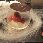 レストラン バカール - バラの香りを閉じ込めたフランボワーズとショコラのパルフェ