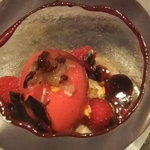 レストラン バカール - バラの香りを閉じ込めたフランボワーズとショコラのパルフェ