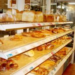 ファラール大島 - 朝一番で焼きあがるパンも人気商品は昼過ぎでおしまい。