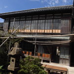 まぶや - まぶやを中庭から眺める