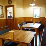 シンプルヘアー&カフェ - カフェの店内は木目を生かした落ち着いた雰囲気