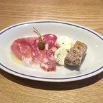 スガハラ - 生ハム + 黒胡椒入りサラミ + (水牛の)モッツァレラチーズ + 田舎風のテリーヌ