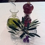 トラットリア ダ・ヴィンチ - テーブルのオリーブオイル