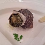 トラットリア ダ・ヴィンチ - お食事前のアミューズはサザエのエスカルゴ風つぼ焼き