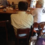 珈琲美美 - お客さんと談笑するマスター♪