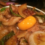 えびすこ本場所 - 生卵を入れますと更に美味しくなります【料理】