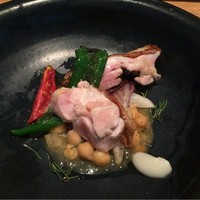 ラ・ボンヌターブル - 熊野地鶏のロースト、ひよこ豆のソース、ニンニクのピュレ、万願寺唐辛子、トレビス、ローズマリー