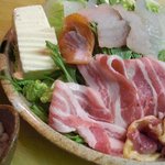 あぷちゃ - あぷちゃの美味しいだしに鶏のつくねに、エビのすり身海鮮と地鶏や豚肉。ボリュウムたっぷりです。