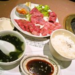 Yakiniku Suteki Mitogaden - ランチにはご飯とわかめスープが付いてきます