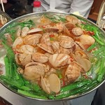 元祖台湾もつ鍋仁 - 塩台湾もつ鍋の仕上げにアサリ投入！！(201610)