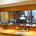 とり五鐵 - 店内：カウンタと厨房