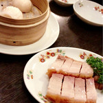 菜香新館 - 皮つき豚バラ肉の塩あぶり焼き
            海老蒸し餃子 